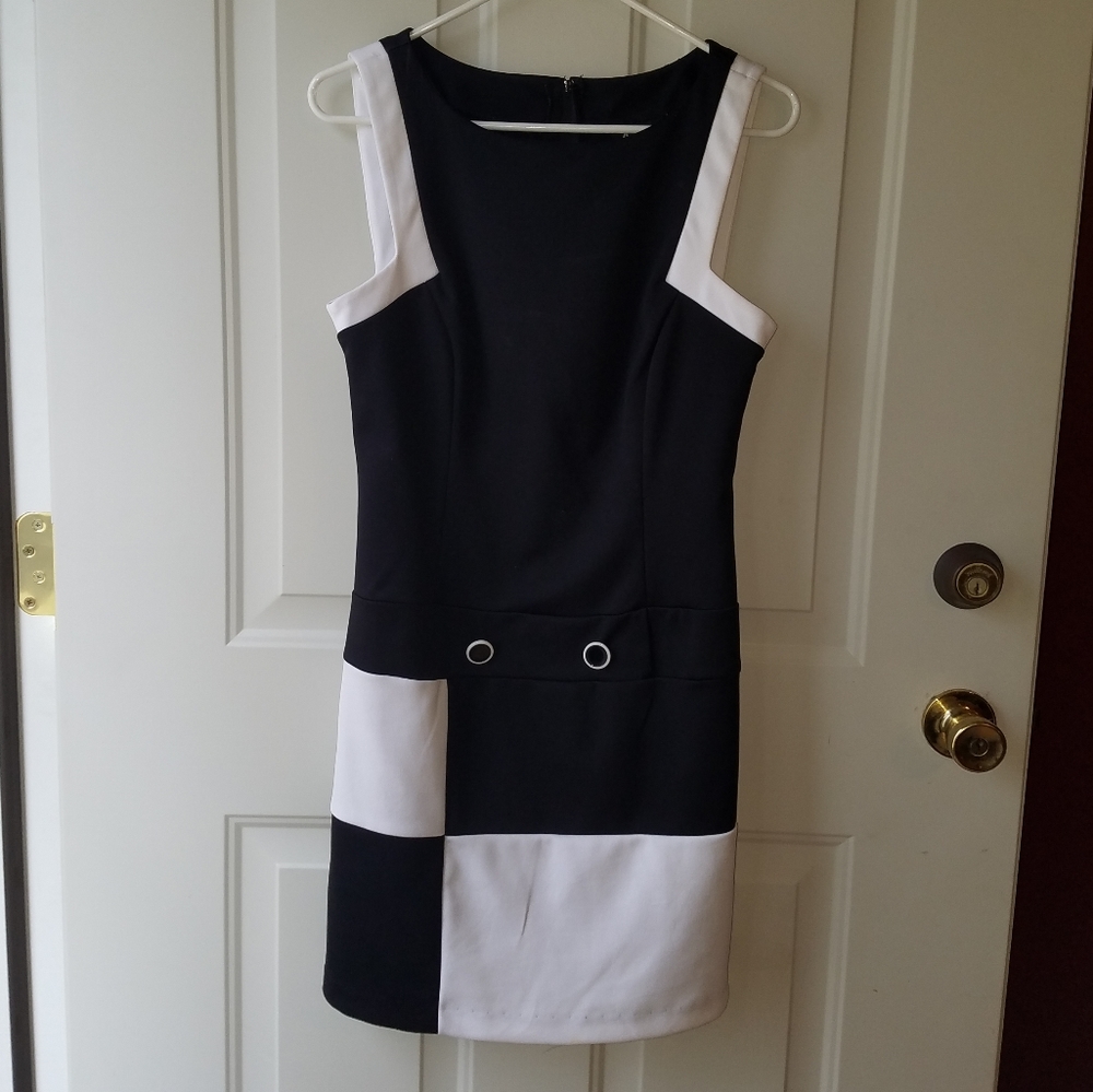 Black/white sleeveless dress